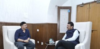 Swwapnil Joshi Meets Maharashtra CM Devendra Fadnavis. Swwapnil Joshi Meets Maharashtra CM Devendra Fadnavis.