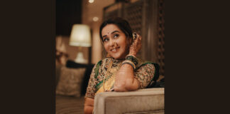 Tejaswini Lonari looks stunning in a yellow Paithani and her mother’s handmade jewellery at her engagement. Tejaswini Lonari Engagement Look