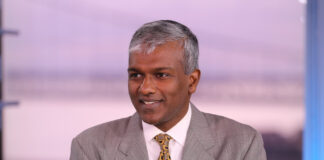 Dan Niles Urges Investors to Hold Cash as Market Nears Peak, Eyes AI Leaders Alphabet and Apple Dan Niles